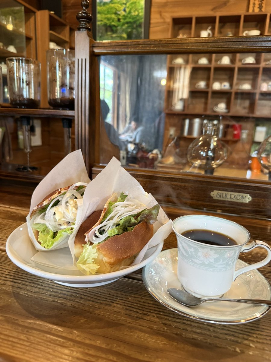 enasawami's tweet photo. そして、お昼なので
途中で、ひとりランチ
いつもは、ランチ🍽️頼むけど
初めて、パンサンドのセットにしてみました
食べ辛かったけど
美味しかったです
すっぴんだから
おしぼりで口の周りを拭き拭き食べました
#ランチ
#パンランチ
#Attente https://t.co/ooxOrCpp1V