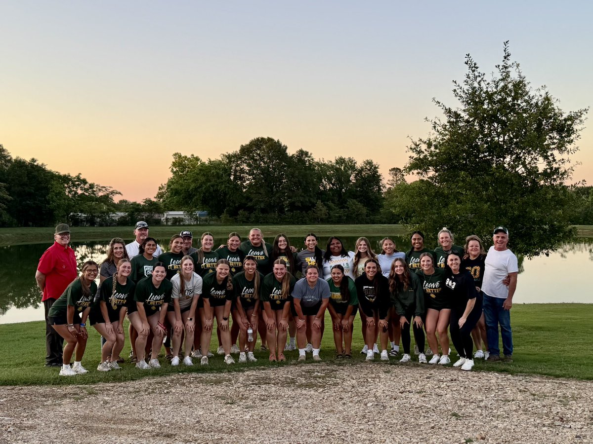 PJCSoftball's tweet photo. Thanks to Coach Cox for treating our team to Burgerland for lunch today and to the Taylor’s for hosting our team for a crawfish boil tonight! Appreciate all that helped and attended! 💚

We love our village! Off to Houston tomorrow! https://t.co/916GRqYolH