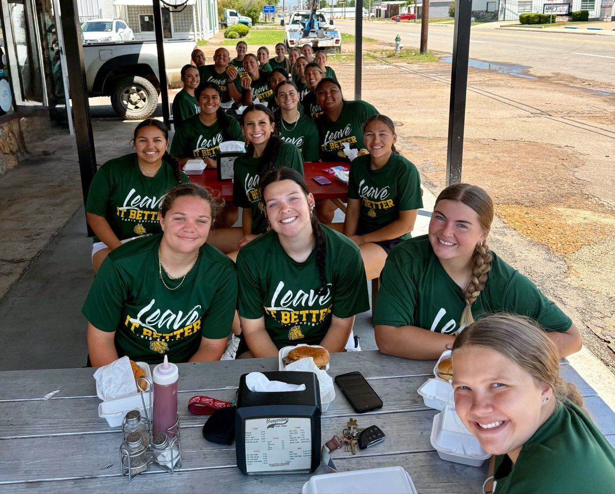 PJCSoftball's tweet photo. Thanks to Coach Cox for treating our team to Burgerland for lunch today and to the Taylor’s for hosting our team for a crawfish boil tonight! Appreciate all that helped and attended! 💚

We love our village! Off to Houston tomorrow! https://t.co/916GRqYolH