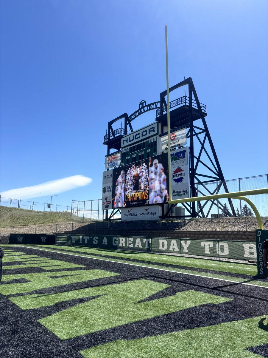 will_ob5's tweet photo. Thanks @MonTechFootball for a great junior day visit. Had a lot of fun learning about the staff and the university, Roll Diggs! ⚒️⚒️
@GallatinRaptor @CoachThatcher @CoachMAllenFB @CoachKyleSamson https://t.co/JhnnVWoDA9
