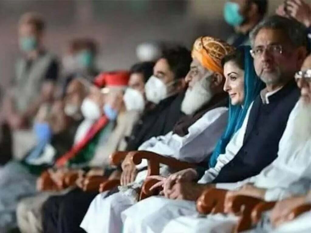ShandanaGulzar's tweet photo. The two klepto families responsible for the highest suicide rates in Pakistan. 

1. Shehbaz Sharif 
2.Asif Zardari 
3.Nawaz Sharif
4.Bilawal-BHUTTO-Zardari
5.Maryam Nawaz Sharif
6.Ishaq Dar
7.Asifa BHUTTO-Zardari
8.Ali Dar
9.Faryal Taalpur (Bhutto Zardaris sister) 
10. Azra Pehchuho ( Bhutto Zardaris other sister) 

None of this is possible without the support of Joe Biden/ General Bajwa/ Donald Loo/ the EU/ UK / Canada/ the current General /the crooked elements of the local & International establishment 

Hope you’re happy now. The nation is committing suicide to ensure you people can stay alive and happy 

This is why Imran Khan was removed from power and placed in jail. To destroy Pakistan.
