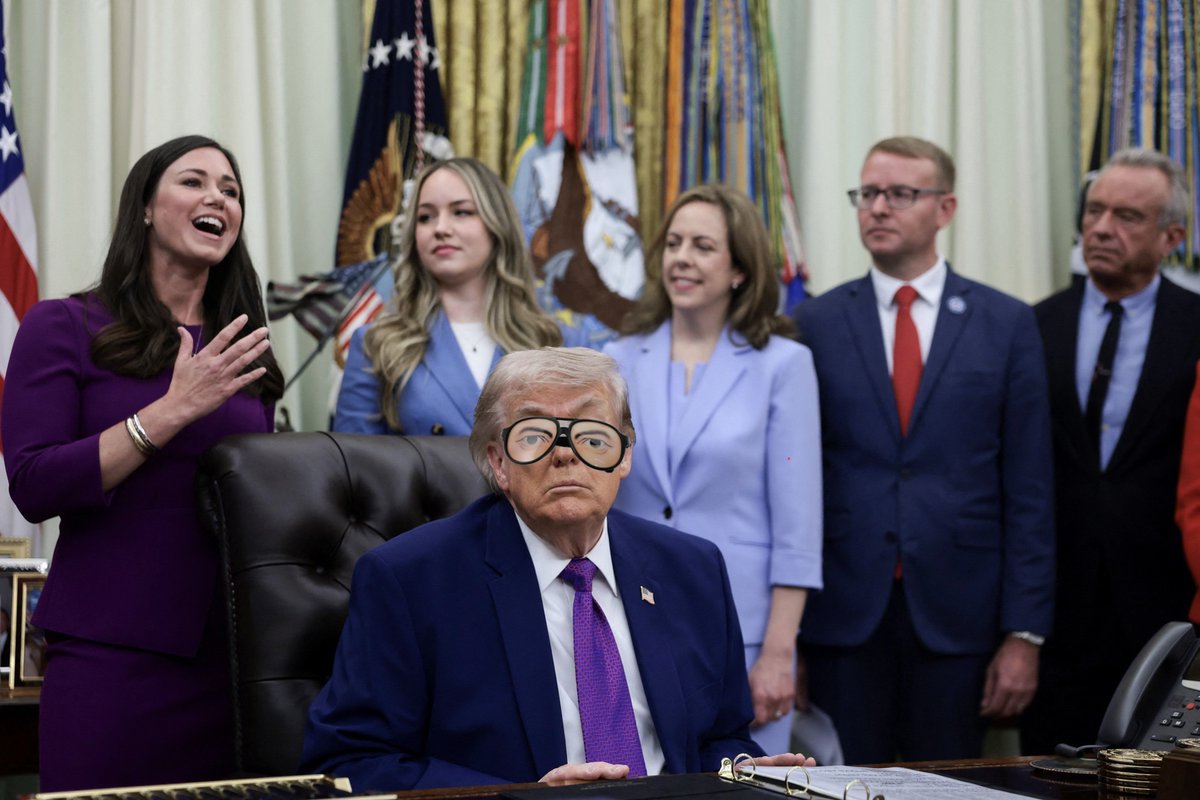 DarlesChickens_'s tweet photo. @m_millsey He needs fake eye glasses https://t.co/7JUuRA3pS5