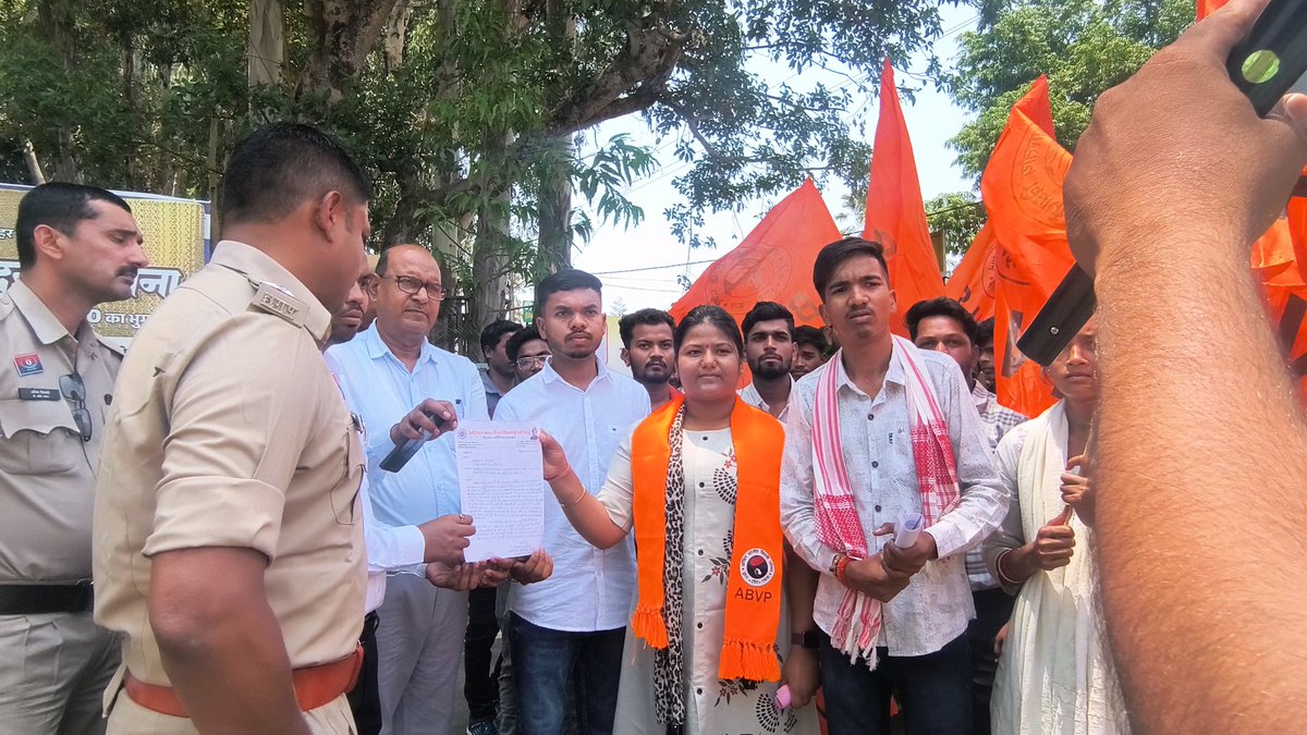 balbeer_pusham's tweet photo. अखिल भारतीय विद्यार्थी पारिषद जिला कोरिया इकाई बैकुण्ठपुर के कार्यकर्ताओं द्वारा एकलव्य आईसेक्ट कालेज की अनियमितता के खिलाफ प्रदर्शन कर कलेक्टर कोरिया को ज्ञापन सौंपा।
🚩🚩
@ChhattisgarhCMO @KoreaDist @abvpcg @cganantsoni @MCBDistrictCG @tankramvermabjp https://t.co/RLriR9Z2nJ