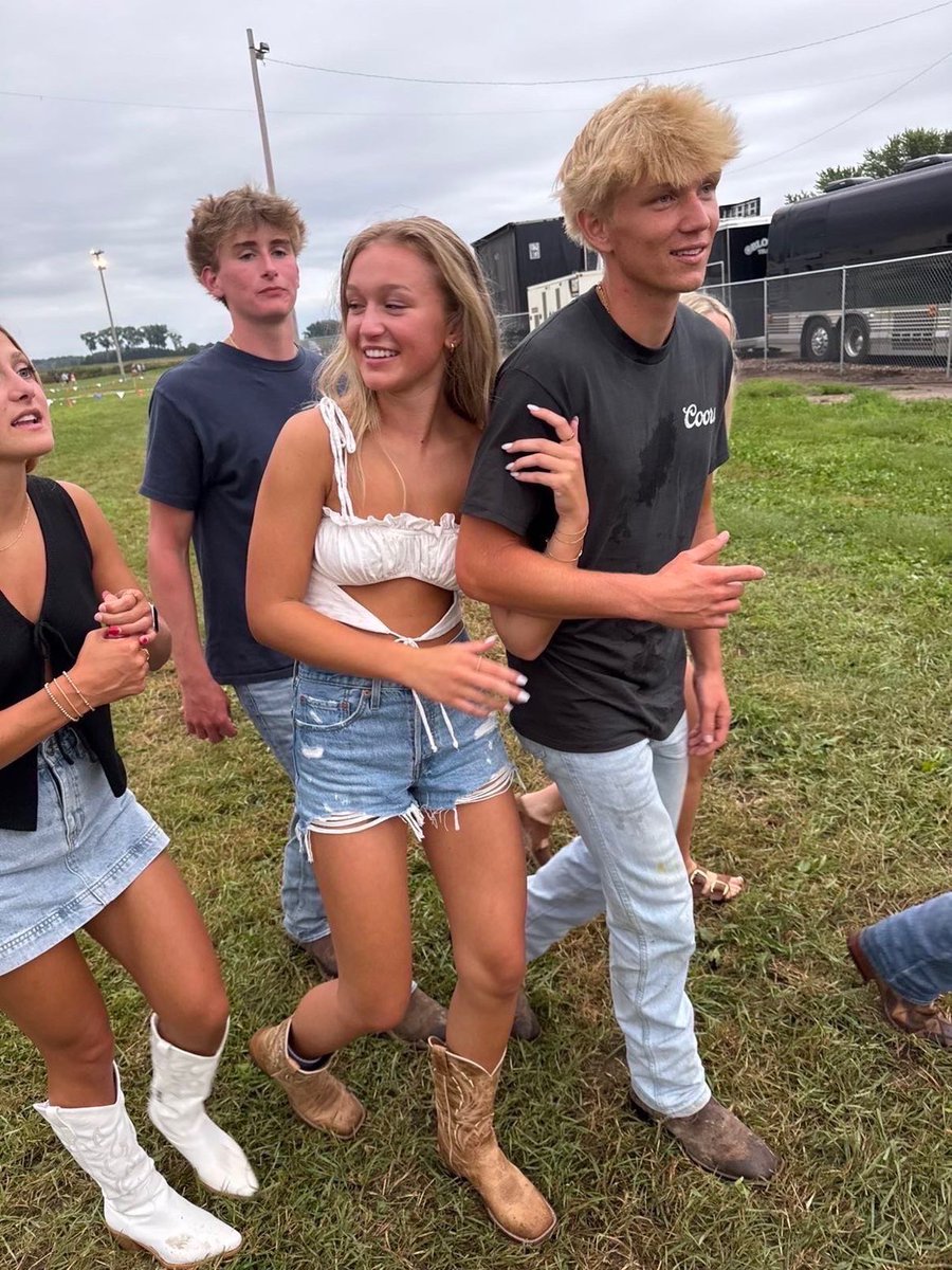 LL_Dinglenut's tweet photo. @hhilde18 this your girl?? Yikessss man maybe spend less time talking shit behind a screen and more time getting your bitch on a leash😂✌️😭 https://t.co/KUUXb2dGZ0