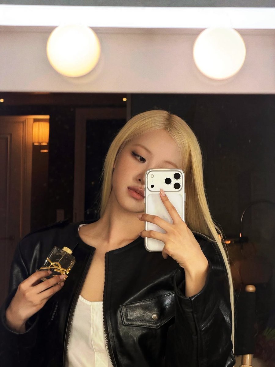 - ROSÉ - tweet media
