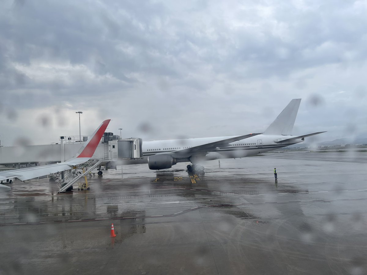 ShendyAGames's tweet photo. @IoveIythv @lavzosan Si, a mi vuelo lo movieron de puerta porque por ahí iban a salir y nos tuvieron en un pasillo para despejar la sala de espera también 😭 https://t.co/KhNeEB0yCo