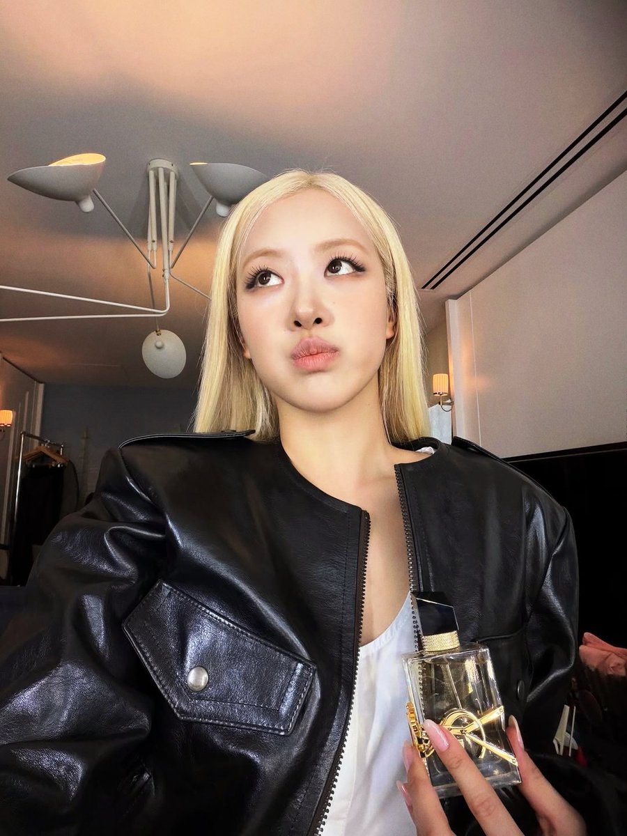 - ROSÉ - tweet media