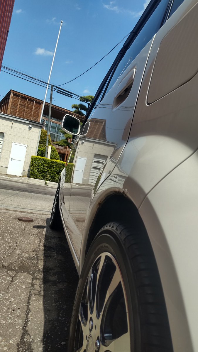 IyQjze0ByO99443's tweet photo. 久々に洗車した〜！
3phして、ディープベース手磨きして、ブラスクの11！！
ディープベースだけでも綺麗になるけど、ワックスの艶感好きだなぁ🤤あっつくなるまでワックスいっぱい使お👍
一枚目がディープベース終わった後
二枚目がブラスクの11
#洗車
#ブラスク
#ながら洗車 https://t.co/x1rXPPjfWO