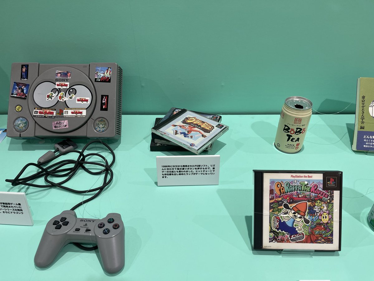 YUTOkuroko's tweet photo. 平成レトロ展行ってきたけど懐かし過ぎた🤭流石のクラッシュ先生健在🦊
展示とは関係ないけど、帰りにレアガチャのメタギアもあったし平成にタイムスリップしたみたい😙 https://t.co/aih6rORGjA