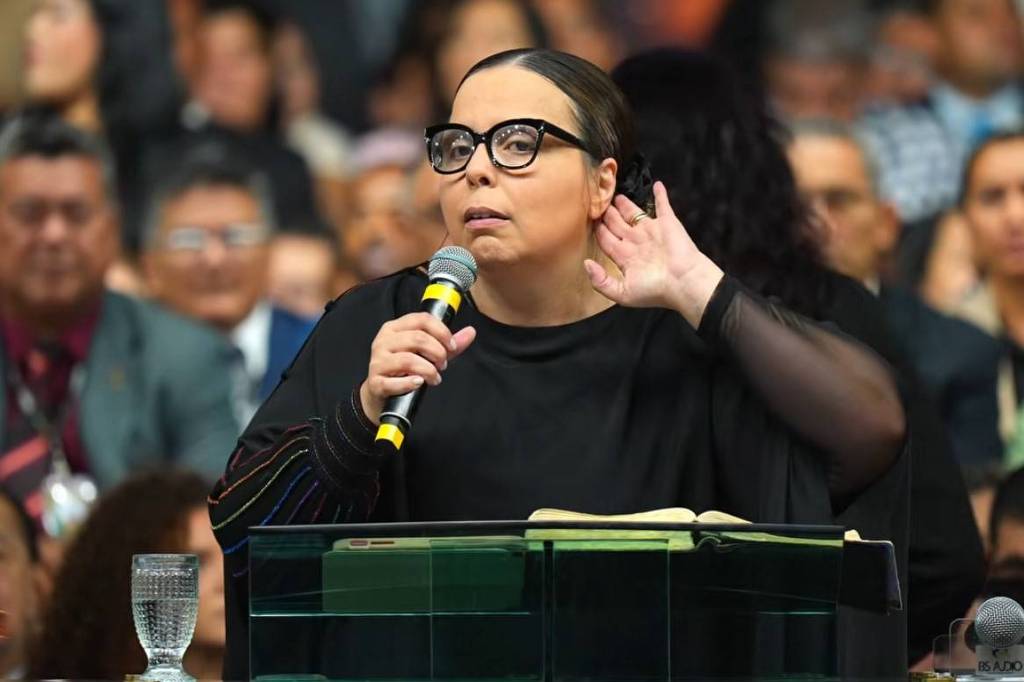 Be_neviani's tweet photo. Juliano Spyer: Helena Raquel pregou contra abuso sem pedir licença a feministas
Pastora luta p fortalecer a liderança feminina no meio cristão
Não se entende esse movimento fora da mobilização política de Michelle Bozo 
https://t.co/3djgDg7y05
Ou https://t.co/FbaFqnIFSV @jasper https://t.co/Y8sfIRPbPz