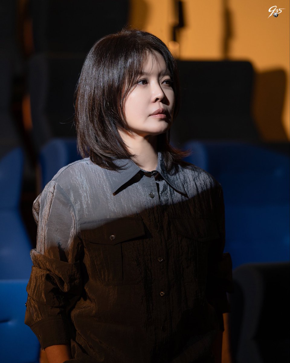 935ent's tweet photo. [キムヨジン]

🎭 演劇【マウスピース】
リビ x 女優キムヨジンのポスター撮影ビハインド📸

📍 YES24アートワン2館
📅 2026.04.04(土) – 2026.06.21(日) https://t.co/psHt8muBJW