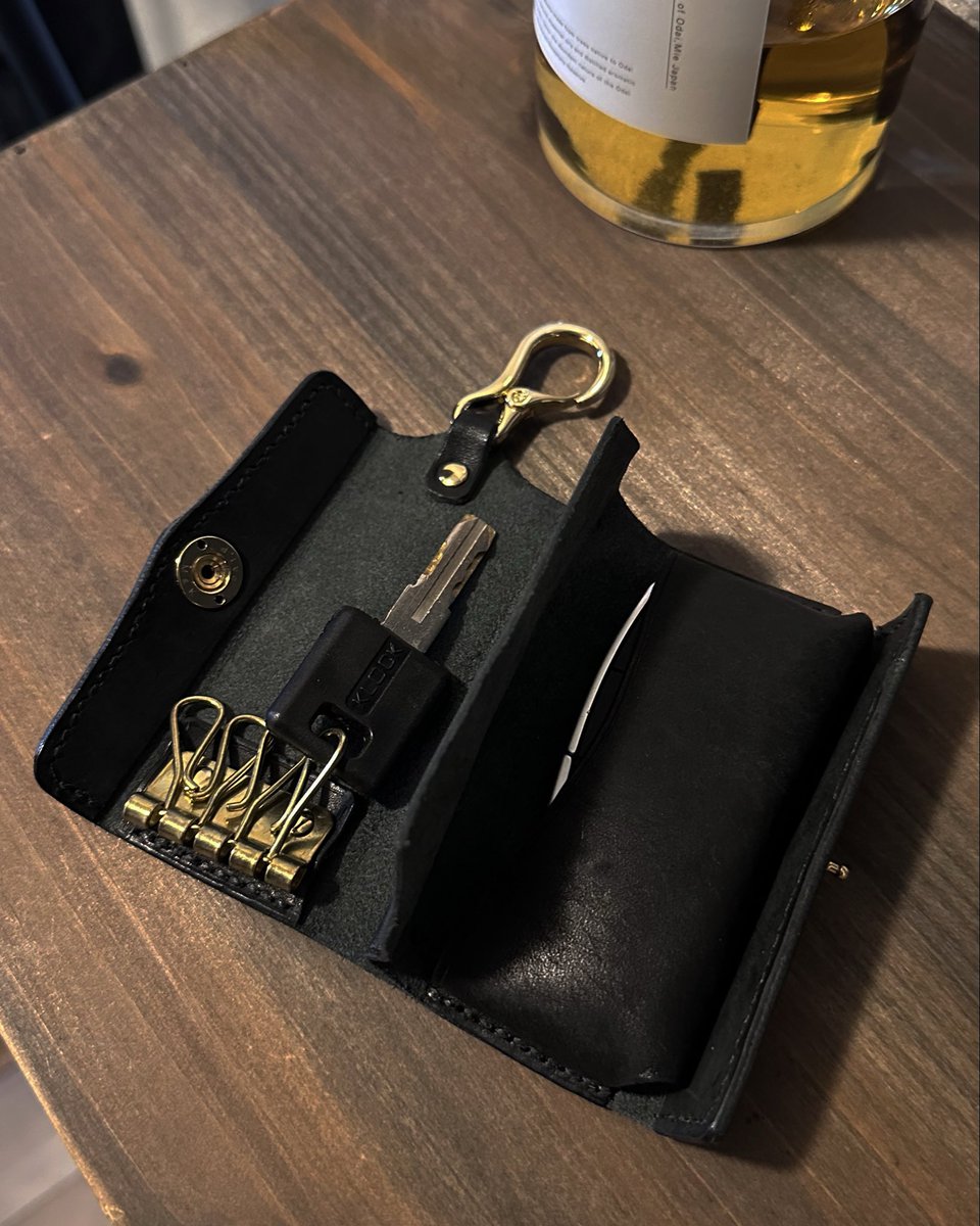 artisanfactory_'s tweet photo. STUDIUM 新製品
毎日、自宅から立石工房まで車通勤。
だから 毎日ちょっとテンションが上がる スマートキーケースが欲しくて 作りました。
スキットルシリーズの BOXデザインとドイツホックを採用。
手に収まりのいい立体フォルムと、 つい触りたくなる存在感に仕上げています。
SKITTLE KEY POD
Makuakeにて先行販売予定。

#KEYPOD
#キーケース
#スマートキーケース
#革小物 #studium
