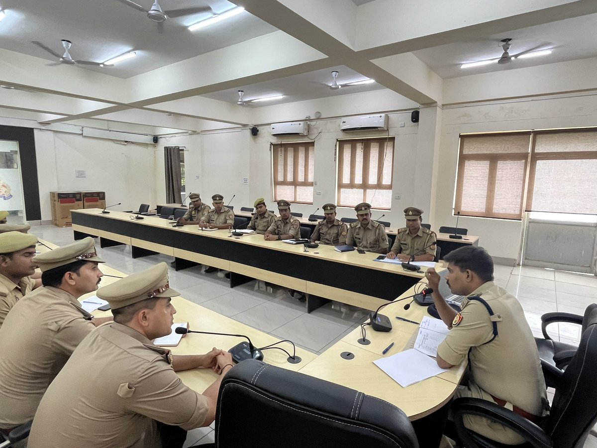 DCP_South's tweet photo. @DCP_South @AmitKAnandIPS के निर्देशन में #ADCP_South द्वारा दक्षिणी जोन में थानों व कार्यालयों पर नियुक्त सभी कंप्यूटर ऑपरेटर के साथ गोष्ठी कर सीसीटीएनएस,ई साक्ष्य, एस आई डी,और ई सम्मन के गुणवत्तापूर्ण निस्तारण के लिए दिए गए आवश्यक दिशा निर्देश।
#Lkopolice_On_Duty
@lkopolice https://t.co/H0BUkCQXhj