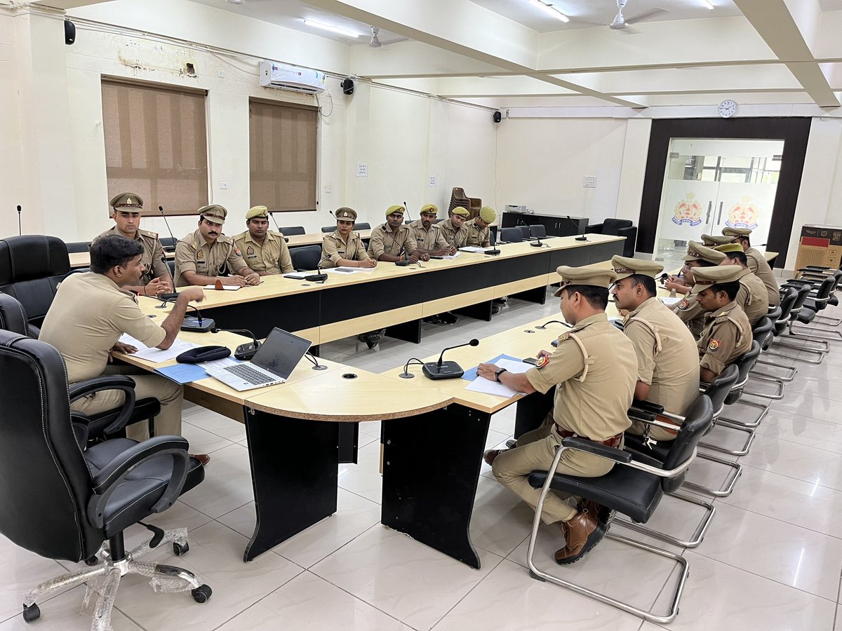 DCP_South's tweet photo. @DCP_South @AmitKAnandIPS के निर्देशन में #ADCP_South द्वारा दक्षिणी जोन में थानों व कार्यालयों पर नियुक्त सभी कंप्यूटर ऑपरेटर के साथ गोष्ठी कर सीसीटीएनएस,ई साक्ष्य, एस आई डी,और ई सम्मन के गुणवत्तापूर्ण निस्तारण के लिए दिए गए आवश्यक दिशा निर्देश।
#Lkopolice_On_Duty
@lkopolice https://t.co/H0BUkCQXhj