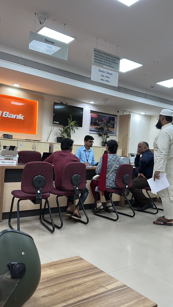 StockHome6's tweet photo. ICICI bank chandivali. This is the employee 
Unprofessional chap 

ICICI BANKNIS THE WORST https://t.co/fz3dVoajGq