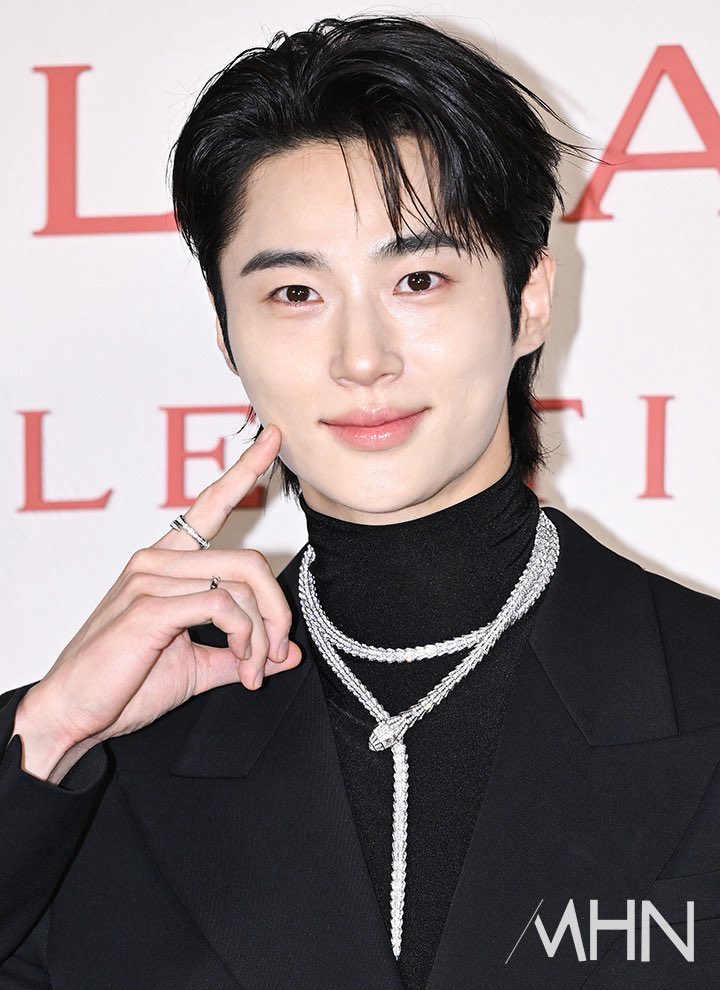 수 tweet media