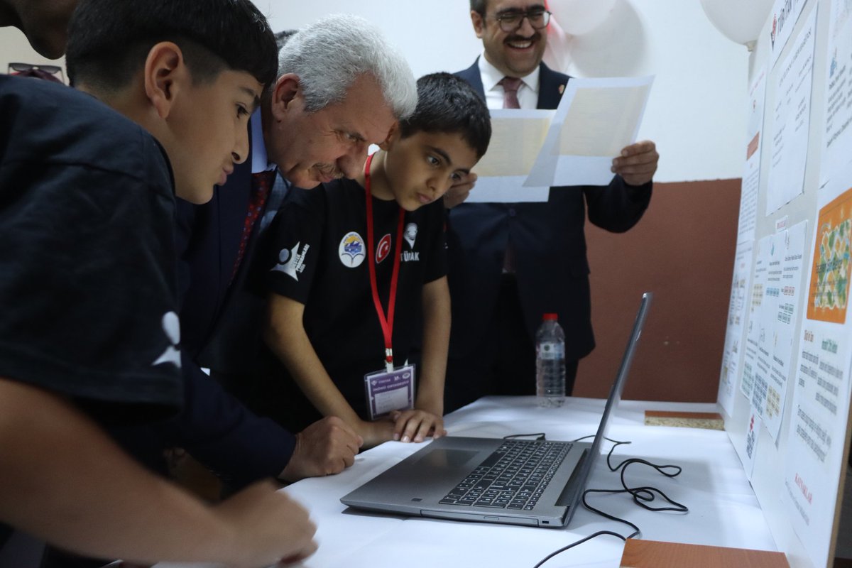 gencbel's tweet photo. Geleceğin Bilim İnsanlarıyla Gurur Duyduk!

İnönü Ortaokulu tarafından düzenlenen TÜBİTAK 4006 Bilim Fuarı’nın açılışı; Belediye Başkanımız Sayın Kemal TARTAR, İlçe Milli Eğitim Müdürü Sayın Muhammet ERDEMOĞLU, Kaymakamlık Yazı İşleri Müdürü Sayın Burhan Arıkan, öğretmenlerimiz ve velilerimizin katılımıyla gerçekleştirildi. 

Açılışın ardından öğrencilerimizin hazırladığı birbirinden değerli projelerin yer aldığı stantlar gezildi. Ağırlıklı olarak 5. sınıf öğrencilerimizin yer aldığı fuarda tematik konular; Kültürel Miras, Ekolojik Denge, algoritma tasarımı ve uyg. Küresel ısınma ve İklim değişikliği, arttırlmış sanal ve karma gerçeklik, giyilebilir teknolojiler, havacılık ve uzak bilimleri, gıda ve gıda arzı güvenliği, sürdürülebilir şehirler ve toplumlar, nükleer enerji, aile içi iletişim, yenilebilir enerji, doğal afet ve afet yönetimi, değerler eğitimi oldu.

Öğrencilerimizin heyecanı, özgüvenli sunumları ve ortaya koydukları yaratıcı fikirler büyük beğeni topladı. Her bir projede; araştıran, düşünen, üreten ve geleceğe umutla bakan bir neslin izlerini görmek mümkündü.

Belediye Başkanımız Sayın Kemal TARTAR yaptığı değerlendirmede; “Çocuklarımızın ufku ve bakış açısı bizlere umut verdi. Bilime merak duyan, sorgulayan ve üreten bir gençliğin yetişiyor olması geleceğimiz adına çok kıymetlidir. Emeği geçen tüm öğretmenlerimize, öğrencilerimize ve velilerimize teşekkür ediyorum” ifadelerini kullandı.