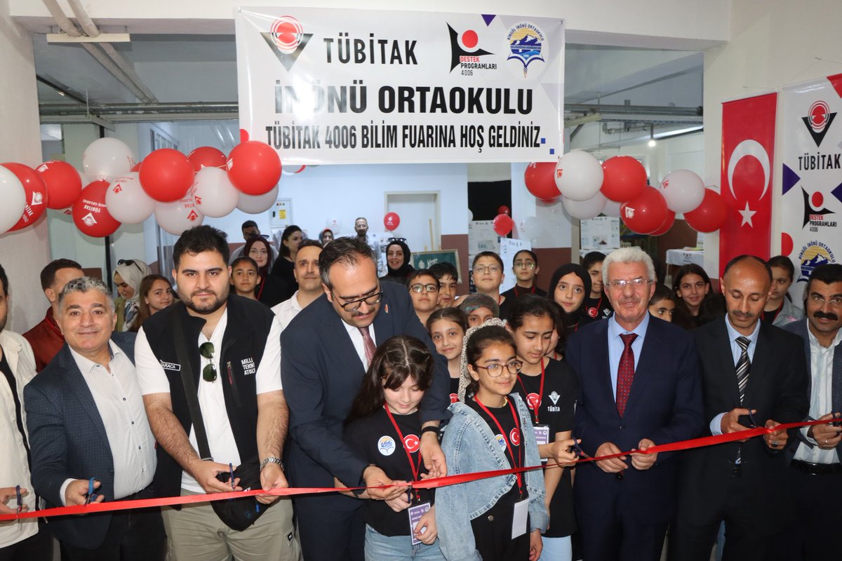 gencbel's tweet photo. Geleceğin Bilim İnsanlarıyla Gurur Duyduk!

İnönü Ortaokulu tarafından düzenlenen TÜBİTAK 4006 Bilim Fuarı’nın açılışı; Belediye Başkanımız Sayın Kemal TARTAR, İlçe Milli Eğitim Müdürü Sayın Muhammet ERDEMOĞLU, Kaymakamlık Yazı İşleri Müdürü Sayın Burhan Arıkan, öğretmenlerimiz ve velilerimizin katılımıyla gerçekleştirildi. 

Açılışın ardından öğrencilerimizin hazırladığı birbirinden değerli projelerin yer aldığı stantlar gezildi. Ağırlıklı olarak 5. sınıf öğrencilerimizin yer aldığı fuarda tematik konular; Kültürel Miras, Ekolojik Denge, algoritma tasarımı ve uyg. Küresel ısınma ve İklim değişikliği, arttırlmış sanal ve karma gerçeklik, giyilebilir teknolojiler, havacılık ve uzak bilimleri, gıda ve gıda arzı güvenliği, sürdürülebilir şehirler ve toplumlar, nükleer enerji, aile içi iletişim, yenilebilir enerji, doğal afet ve afet yönetimi, değerler eğitimi oldu.

Öğrencilerimizin heyecanı, özgüvenli sunumları ve ortaya koydukları yaratıcı fikirler büyük beğeni topladı. Her bir projede; araştıran, düşünen, üreten ve geleceğe umutla bakan bir neslin izlerini görmek mümkündü.

Belediye Başkanımız Sayın Kemal TARTAR yaptığı değerlendirmede; “Çocuklarımızın ufku ve bakış açısı bizlere umut verdi. Bilime merak duyan, sorgulayan ve üreten bir gençliğin yetişiyor olması geleceğimiz adına çok kıymetlidir. Emeği geçen tüm öğretmenlerimize, öğrencilerimize ve velilerimize teşekkür ediyorum” ifadelerini kullandı.