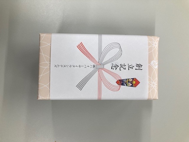 HCS_1998's tweet photo. 5月12日(火)は当社の創立記念日です。皆様のおかげをもちまして、1999年の事業開始から無事に27年目を迎える事が出来ました。改めて御礼申し上げます。尚、今回も恒例の紅白饅頭が全従業員に配布されました。
#家電リサイクル
#紅白饅頭 https://t.co/TlZncu9cjl