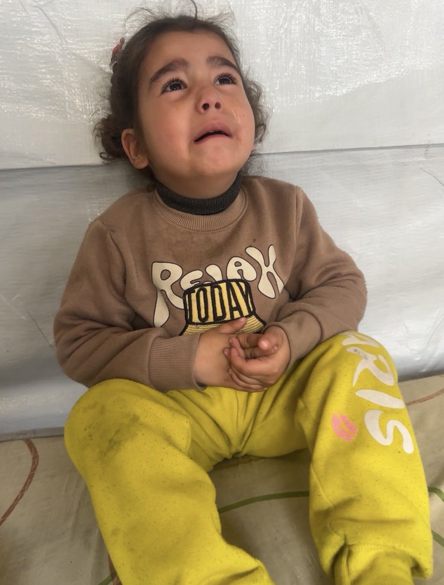 samiaharbid1's tweet photo. My daughter says, "My stomach hurts."
But the pain is called hunger.
I hugged her and cried.
If you’re scrolling… just a dot.￼ https://t.co/V3d7VqTQFo
