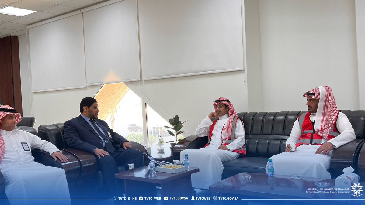الكلية التقنية بحفر الباطن tweet media