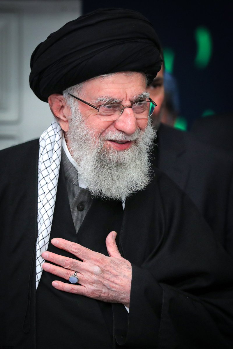 اگه یه جمله دلی میخوای به رهبر شهیـ💔ـد بگی برامون بنویس؟ 
#لبيك_يا_خامنه_ای‌