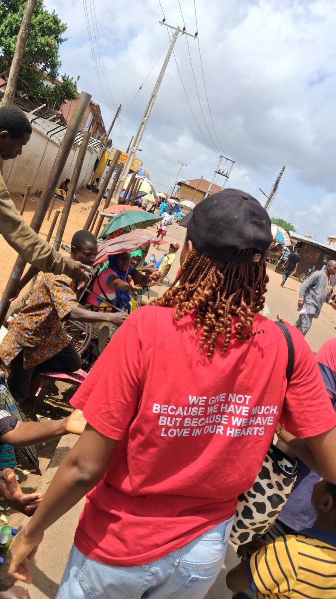 Invaluableheart's tweet photo. To celebrate our Matron's birthday, our Akure Team hit the streets to do what we love to do best.... giving because we have love in our hearts 💕💕 Thank you @MideTosin1 @OlanikePlugs @LaideLayconstan 💕💕

Happy Birthday Mama 💕🎊 @Invaluablemoi https://t.co/HuLrdzYoqA