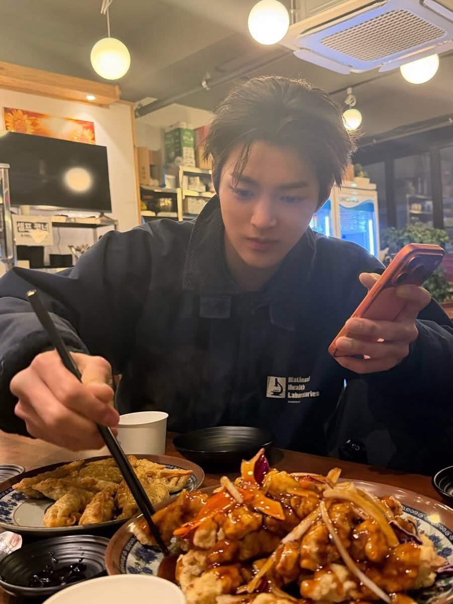 디.. tweet media