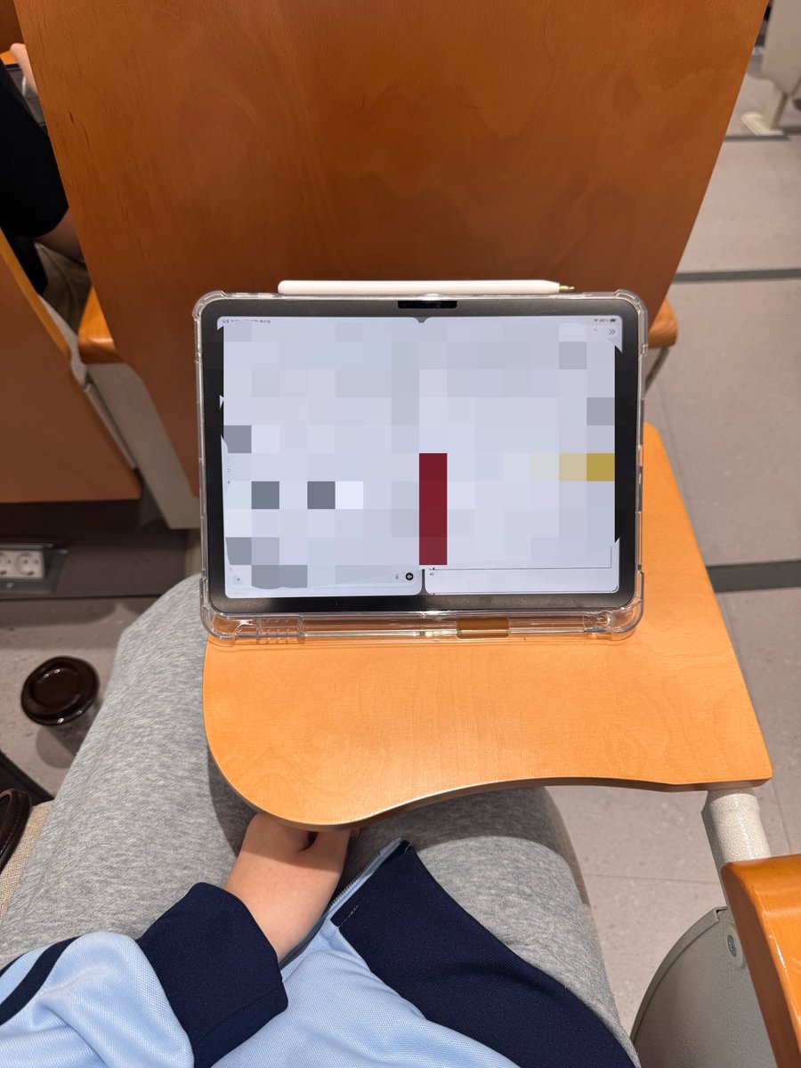 hejdamydear's tweet photo. 이딴 책상 대학에 보급한 ㅅㄲ 누구야? https://t.co/jzfdDKayHF