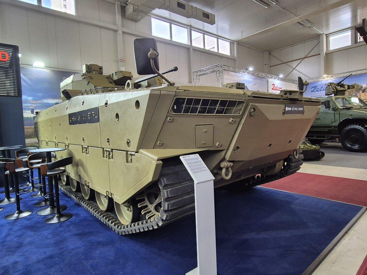 TrompBK's tweet photo. Eksportowy #Borsuk ma premierę na Słowacji. Wieża nieprzypadkowa. Nieprzypadkowo też jedno (na razie jedno?) z państw wypadło z Nordic CV90.
Fot. Andrzej Kiński https://t.co/BR7DAPbwmO