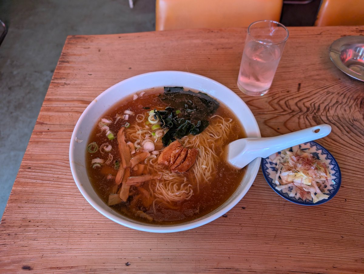 P747_N's tweet photo. ラーメン食べて泣きそうになった。店主のおばちゃん元気で頑張ってたんだ。およそ40年ぶりにおばちゃんのラーメン食べた。
小結ラーメン完食。 https://t.co/CbIugQOrPZ