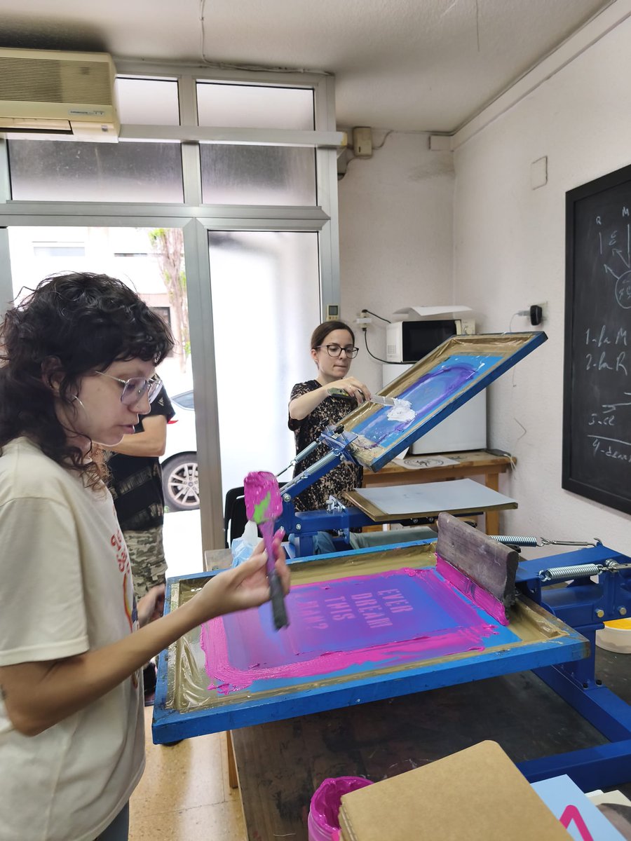 Centro14's tweet photo. El jueves pasado terminamos el curso de  INICIACIÓN A LA SERIGRAFIA. Consulta los cursos que tenemos para verano en nuestra web. https://t.co/3oSNpnQ6Q9