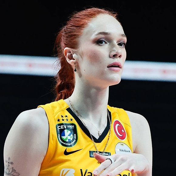 Temmzvolley's tweet photo. ?🇹🇷? - Marina Markova iddialarına dair Mehmet Akif Üstündağ:

"Markova Türkiye'de bir kulübü tercih ettiğinde, geldiğinde bu ülkeyi benimsedi ve güzel işler yaptı. Bugün Vargas da Türkiye'ye geldiğinde böyle bir sorunla karşı karşıyaydı. Ama süreçte de zaman, şartlar ne oldu ne gösterdi ve neticede Vargas Türk vatandaşı oldu, milli takımı temsil etti.

Markova başarılı bir sporcudur. Eğer kendisi kabul ederse, eğer kendisi isterse bizim kapımız her türlü açık. Gerek yabancı sporcu olarak burada devam etmesine, gerek bizi tercih etmesine. Kapımız açıktır, başımızın üstünde yeri vardır."

(@Serkanozeen )
