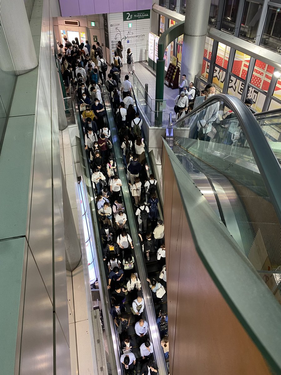渋谷マークシティのあのエスカレーター、全国で最も酷使されているエスカレーターではないか。人が多過ぎて右側も渋滞して、結果的に二列乗りになっているという。

ここに限らず、常日頃からごった返しているエスカレーターは2基とも上りにして、下りは階段に誘導すべきでしょうね。
西船橋よお前もだ