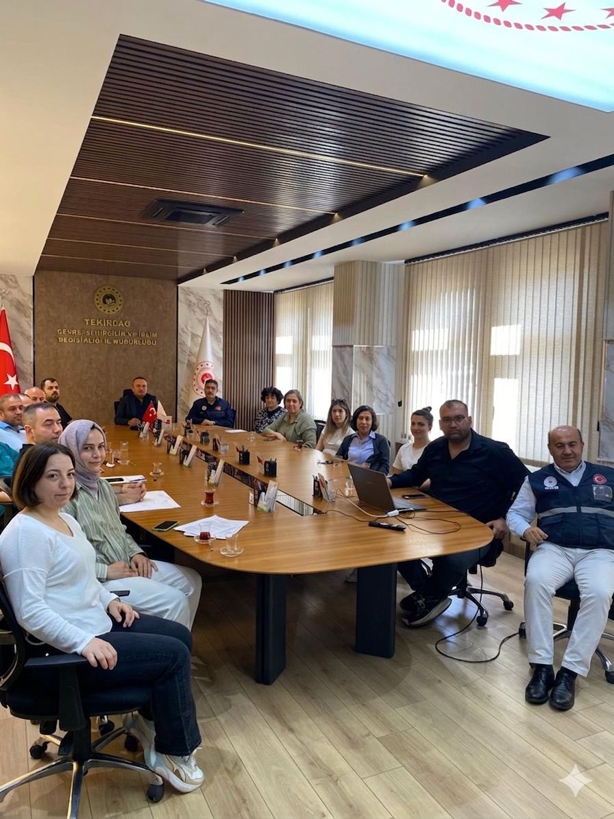 csb_tekirdag's tweet photo. İl müdürlüğümüzde hasar tespit eğitimine katılan  personellerimiz ve ilgili teknik elemanlarla il müdürümüz 
Sn.Ali Kemal Atlı’nın katılımı ile bir toplantı gerçekleştirilmiştir . https://t.co/GpFUgqhc88