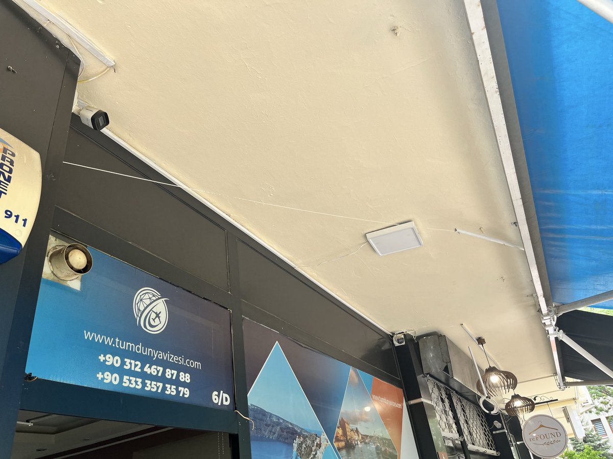Erva_Vize's tweet photo. @TTDestek  Sokaktan geçen çocuğa bağlatsak bu kabloyu böyle çekip bırakmaz. Arıyorum biz müdahale edemiyoruz elektrikçiye yaptırmalısınız diyorlar. Bu kabloyu ilk başta çekerken uzun bıraksanız ölür müsünüz. Eeeee sonra neymiş iç tesisata karışamıyorlarmış. Amatörlükte zirve yapmış ama iş fatura tahsilatlarına gelince çok profesyonel bir kurumsunuz.