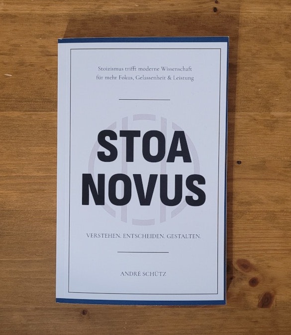 _andre_schuetz's tweet photo. Was bleibt, wenn alles um dich herum zerfällt?

Genau darum geht es bei Stoa Novus, meinem neuen Buch.

Und wie bleiben wir handlungsfähig, wenn die Welt laut wird?

Mehr dazu: https://t.co/LH6rrO2UCn

#Stoizismus #Resilienz #StoaNovus https://t.co/YtOT7dKDPT
