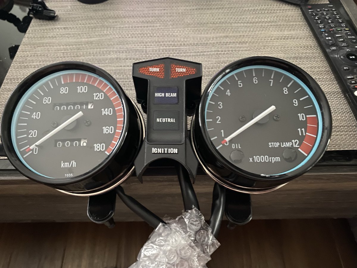 hassan0723's tweet photo. 約1年前に粗悪品リプロメーターが出回りました(たしか2万円)
スピード表示も回転数もめちゃくちゃ。

今回はスピード表示 誤差5キロ未満と謳っている4万円のモノを一か八か購入してみました😓
これでもダメなら10万コース覚悟で純正品を探すしかない…

どうかまともに動いてくれますように🙏✨ https://t.co/2tyUzE6DsW