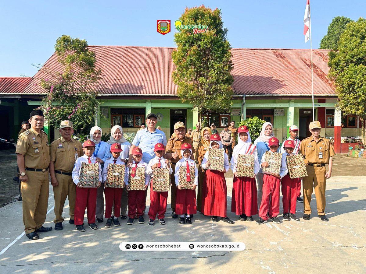 wonosobohebat's tweet photo. Pemerintah Kabupaten Wonosobo terus memperkuat komitmen menciptakan lingkungan pendidikan yang aman, nyaman, dan inklusif melalui Safari Sekolah Ramah Anak di SD Negeri 1 Jogoyitnan, Senin (11/5/2026). https://t.co/OFKpYMJCNt