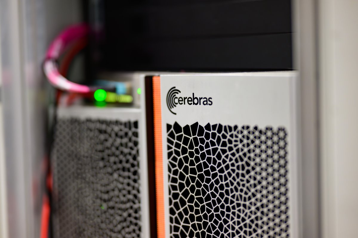 QuadrantFour_'s tweet photo. Un'azienda sfida Nvidia sul suo stesso terreno.
Si chiama Cerebras solana:4yEjcMiy6GAgrpWpUvhUXfaP1vQmJXfqJjEyxBSZpump. Costruisce il chip AI più grande mai realizzato. E il mercato sta impazzendo per la sua IPO che partirà domani 13 maggio. https://t.co/Bm8b4t78Zx