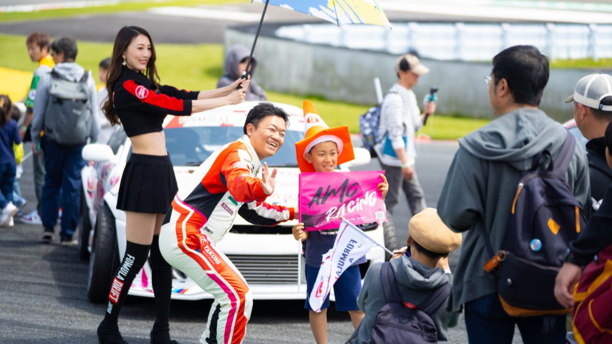 formuladjapan's tweet photo. 📢 FDJ Rd.2 コンテンツ情報
【KIDS WALK】開催決定！ 🧒🌈

FDJの最高峰、TOP16のオープニングセレモニーにキミも参加しよう！
憧れの選手や迫力のマシンを、コース上のいちばん近くで応援できる特別なチャンス✨

🏁 参加受付（Hot Wheelsブース）
・日時：5/17(日) 8:30〜
・対象：小学生以下のお子様（必ず保護者同伴でお願いします）
※定員に達し次第、受付終了となります。

🏁 スケジュール
・5/17(日) 12:50〜

一生の思い出になること間違いなし！📸
鈴鹿ツインサーキットで、未来のドリフトファンを待ってるよ！

#FDJ