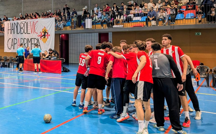 CatHandbol's tweet photo. RESUM J29 #2aCatH: L'@HandbolVic  puja a #1aCatH, tot i no poder acabar el seu partit per culpa de les goteres, gràcies a la derrota del @c_handbolgarbi.
En el grup B el Serradells Andorra @FAHandbol depèn d'ell per assolir l'ascens en l'última jornada.
➡️ https://t.co/3l7B7BTuRf https://t.co/LF3KLDVBkC