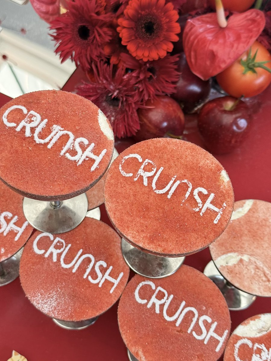 ขอบคุณแบรนด์ Crunsh มากๆนะคะที่ให้โอกาสหนูมาร่วมงานเปิดตัว new collection summer 2026 คอลนี้น่ารักมากงับดีเทลเป็นน้องแมวกับดอกไม้ ทุกคนอย่าลืมไปตำน้าา และก็ขอบคุณแฟนๆที่มาให้พวกเราเติมนะงั้บ55555🫶🏻🎀

CRUNSH WITH MABLEPANGJIE
#CrunshxBlejie
#pangjiewr