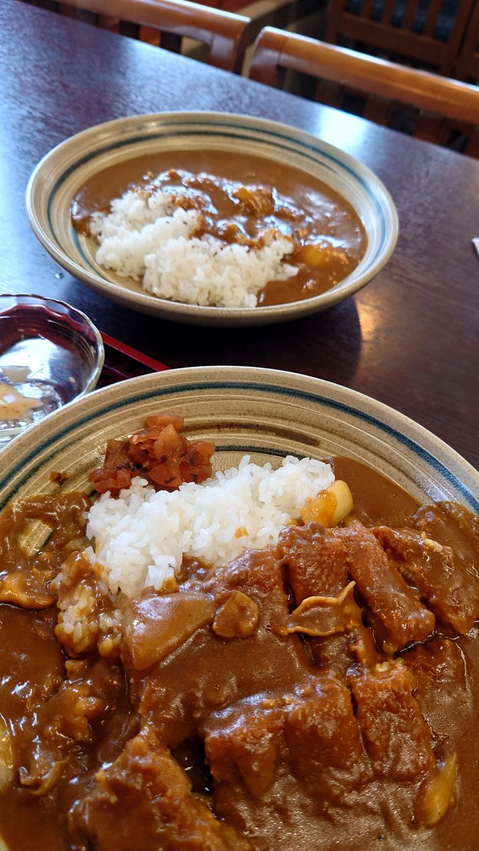 syunchi5's tweet photo. 神奈川県は相模原は小田急相模原にあります「増田屋」さんに行ってきました。初訪問。お蕎麦屋さんなのにやっぱりここもカツカレーが美味しいと評判のお店。大盛カツカレーを頼んだら、、、なんかコレ大盛？？と思い店員さんに、これ大盛ですよね？と恐る恐る聞いたら数分後別皿でもう一つカレーが(笑)
ごめんね、やっぱり普通盛りだった～と普通盛りのカレー皿が出てきてびっくり(笑)にしても大量のカレーになりました！別にたぬきうどんも頼んでいたので腹ぱんです。大盛よりも多めかもと店員さん(笑)得したのかなんなのか、にしてもカレーはお蕎麦屋さん特有の出汁がきいた甘めのルーで子供もバクバク食べれそうな刺激の少ない優しいカレーでした(^^♪
