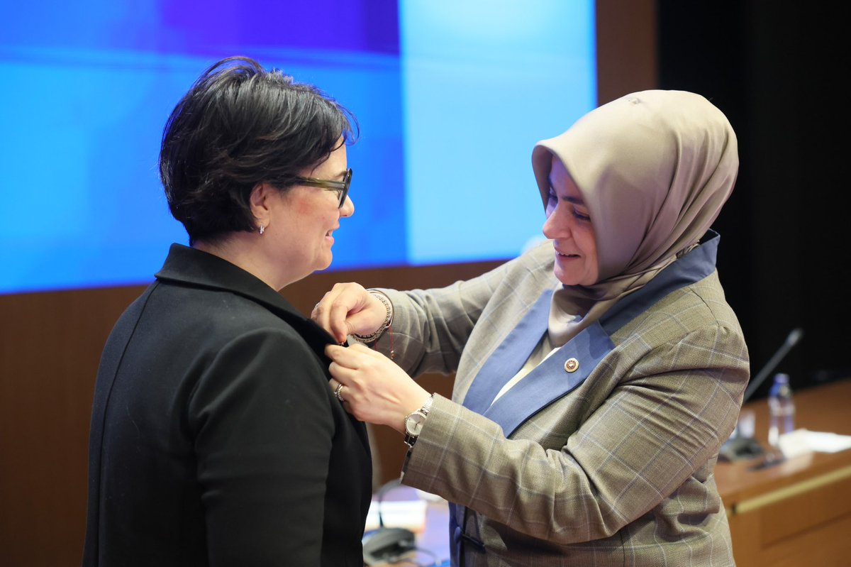 MERAL_AY_'s tweet photo. Siyasette bazen bir rozetten çok daha fazlası konuşur…

Dün, ilk olarak Oluşum Gazetesi’nin duyurduğu gelişmeyle; CHP’de uzun yıllar önemli görevlerde bulunan, çalışkanlığı ve sahadaki enerjisiyle dikkat çeken eski CHP Gaziantep İl Kadın Kolları Başkanı Fatma Müge Düşün, AK Parti’ye katılarak rozetini taktı.
Elbette bu geçiş yalnızca bir parti değişikliği olarak okunmamalı.
Gaziantep’te son yıllarda oluşan siyasi iklimde; hakla temas kuran, kadın emeğini önemseyen, sosyal belediyeciliği merkeze alan anlayışın etkisi büyük.
Bu noktada en dikkat çeken isim ise hiç kuşkusuz Başkan Fatma Şahin.
Farklı siyasi görüşlerden insanlarla kurduğu diyalog, ayrıştırmayan dili ve şehir odaklı siyaseti, bugün sadece seçmeni değil; siyasetin içindeki birçok ismi de etkiliyor.
Gaziantep’te artık siyasetin dili değişiyor.
Partilerden önce hizmetin, vizyonun ve gönül bağının konuşulduğu bir dönem yaşanıyor.

Ve görünen o ki, Fatma Şahin’in en büyük siyasi başarısı da tam olarak burada ortaya çıkıyor.