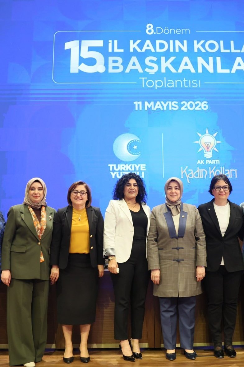 MERAL_AY_'s tweet photo. Siyasette bazen bir rozetten çok daha fazlası konuşur…

Dün, ilk olarak Oluşum Gazetesi’nin duyurduğu gelişmeyle; CHP’de uzun yıllar önemli görevlerde bulunan, çalışkanlığı ve sahadaki enerjisiyle dikkat çeken eski CHP Gaziantep İl Kadın Kolları Başkanı Fatma Müge Düşün, AK Parti’ye katılarak rozetini taktı.
Elbette bu geçiş yalnızca bir parti değişikliği olarak okunmamalı.
Gaziantep’te son yıllarda oluşan siyasi iklimde; hakla temas kuran, kadın emeğini önemseyen, sosyal belediyeciliği merkeze alan anlayışın etkisi büyük.
Bu noktada en dikkat çeken isim ise hiç kuşkusuz Başkan Fatma Şahin.
Farklı siyasi görüşlerden insanlarla kurduğu diyalog, ayrıştırmayan dili ve şehir odaklı siyaseti, bugün sadece seçmeni değil; siyasetin içindeki birçok ismi de etkiliyor.
Gaziantep’te artık siyasetin dili değişiyor.
Partilerden önce hizmetin, vizyonun ve gönül bağının konuşulduğu bir dönem yaşanıyor.

Ve görünen o ki, Fatma Şahin’in en büyük siyasi başarısı da tam olarak burada ortaya çıkıyor.