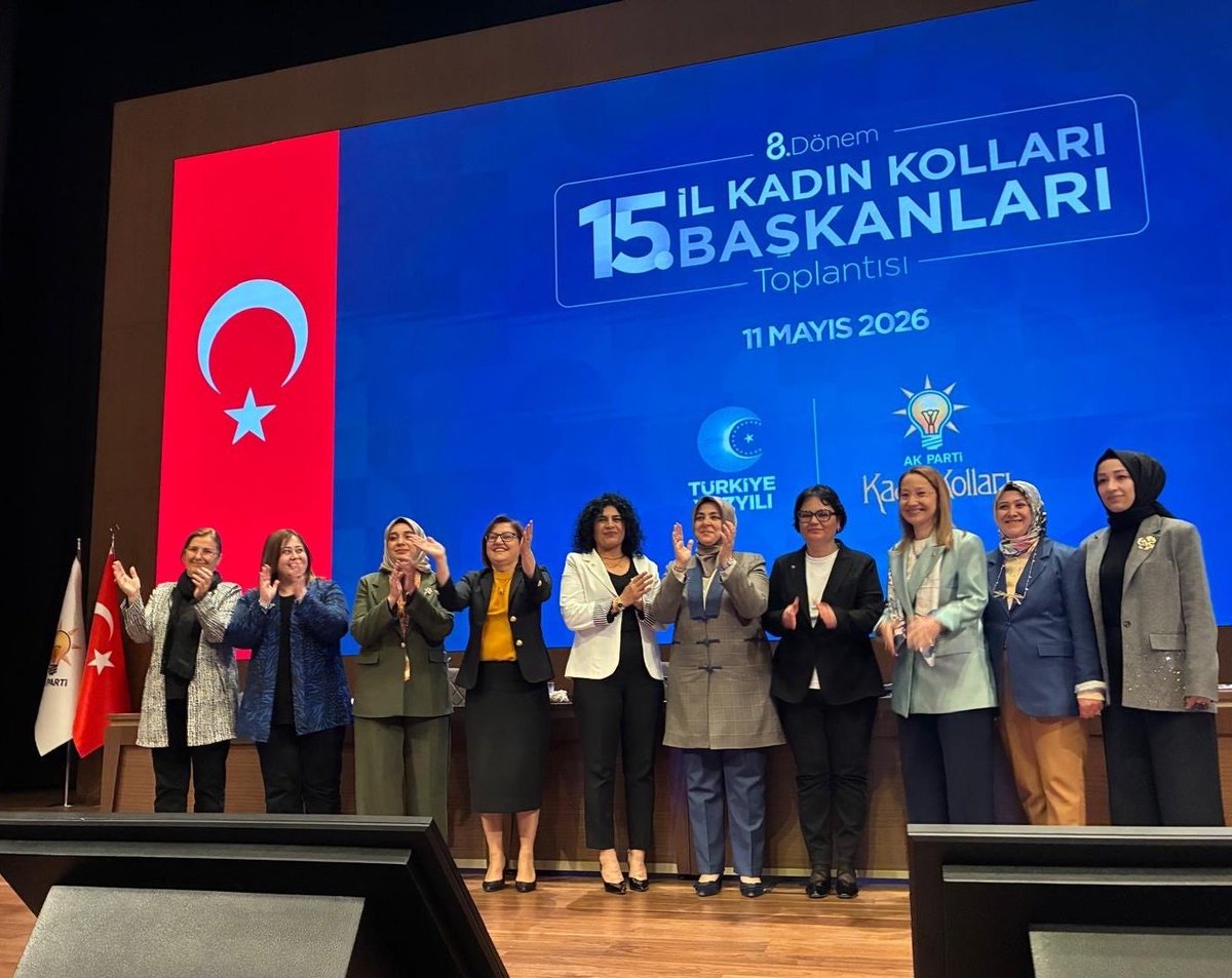 MERAL_AY_'s tweet photo. Siyasette bazen bir rozetten çok daha fazlası konuşur…

Dün, ilk olarak Oluşum Gazetesi’nin duyurduğu gelişmeyle; CHP’de uzun yıllar önemli görevlerde bulunan, çalışkanlığı ve sahadaki enerjisiyle dikkat çeken eski CHP Gaziantep İl Kadın Kolları Başkanı Fatma Müge Düşün, AK Parti’ye katılarak rozetini taktı.
Elbette bu geçiş yalnızca bir parti değişikliği olarak okunmamalı.
Gaziantep’te son yıllarda oluşan siyasi iklimde; hakla temas kuran, kadın emeğini önemseyen, sosyal belediyeciliği merkeze alan anlayışın etkisi büyük.
Bu noktada en dikkat çeken isim ise hiç kuşkusuz Başkan Fatma Şahin.
Farklı siyasi görüşlerden insanlarla kurduğu diyalog, ayrıştırmayan dili ve şehir odaklı siyaseti, bugün sadece seçmeni değil; siyasetin içindeki birçok ismi de etkiliyor.
Gaziantep’te artık siyasetin dili değişiyor.
Partilerden önce hizmetin, vizyonun ve gönül bağının konuşulduğu bir dönem yaşanıyor.

Ve görünen o ki, Fatma Şahin’in en büyük siyasi başarısı da tam olarak burada ortaya çıkıyor.