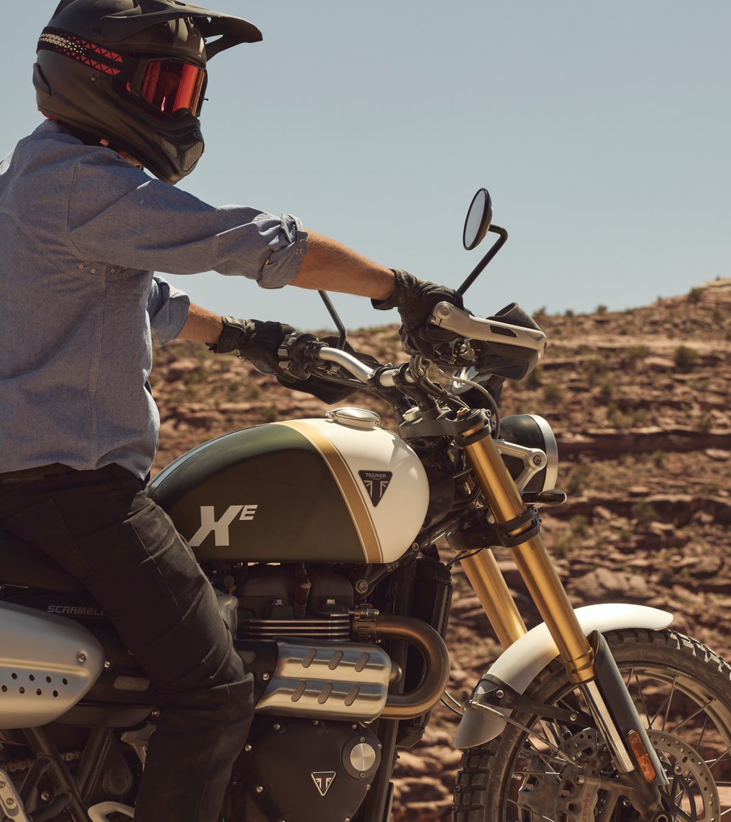 TriumphJapanKK's tweet photo. 【Scrambler 1200 XE】
道なき道こそ、XEの領域だ。
スクランブラー専用設計のフレーム、ロングストロークサスペンション、21インチフロントホイール。
1200ccバーチカルツインが生み出すパワーと、本格オールテレイン装備が融合したのがXEだ。
優雅さを纏いながら、どんな地形も臆せず踏み込む覚悟がある。
ぜひ、お近くのトライアンフ正規販売店で試乗を。