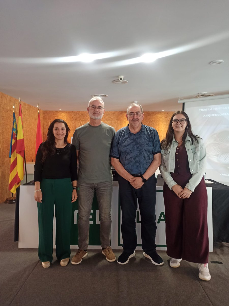 UNEDELDA's tweet photo. ¡Gran cierre de "Los Lunes de la UNED"! en Elda
Felipe Mejías analizó la huella material del franquismo y el papel de la arqueología en la memoria democrática. 🕵️‍♂️🏛️ Un debate sobre nuestro pasado y presente.
📅Clausura del curso el 4 de junio.
Más info en https://t.co/UfocJdDwS4 https://t.co/JG9qMAzCSE