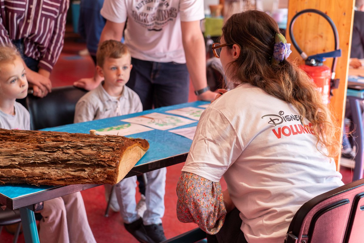 DLPNews's tweet photo. La Magie Disney auprès des jeunes patients à Lille 💫

Les 14 et 15 avril, Anna et Elsa ont rendu visite aux enfants hospitalisés dans le service pédiatrique de l’hôpital Jeanne de Flandre à Lille, aux côtés des Disney VoluntEARS. ❄️���

Plus d’informations ⬇️ https://t.co/36dBjHkmGO